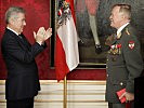 Applaus für einen "verdienten Offizier": Bundespräsident Heinz Fischer verlieh Entacher das Große Silberne Ehrenzeichen mit dem Stern.