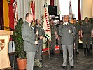 Oberst Kraßnitzer erhielt vom Brigadekommandanten symbolisch für seinen "Profiverband" das neue Sturmgewehr 77.