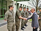 Verteidigungsminister Gerald Klug mit den Stabsoffizieren der 6. Jägerbrigade.