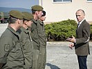 Minister Klug im Gespräch mit Soldaten des Jagdkommandos.