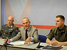 Verteidigungsminister Klug mit Generalleutnant Commenda, l., und Rekrut Spiegl: "Situation der Grundwehrdiener im Bundesheer laufend verbessern."
