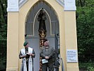 Militärpfarrer Alexander Wessely, l., und Oberst Gerold Falch vor der Antonius-Kapelle in Kleinhöflein.