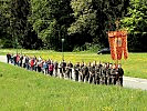 150 Wallfahrer, aktive und pensionierte Soldaten, aus dem Tiroler Unterland auf dem Weg zur Kirche Maria Stein.