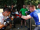 22 Berufssoldaten erlernen "Military light boxing".