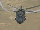 Ein deutscher NH-90 Hubschrauber stößt sogenannte Flares aus, um sich vor einem Angriff zu schützen.