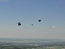 Im Helikopter-Konvoi fliegen bis zu zwölf Hubschrauber mit unterschiedlichen Aufgaben.