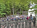 Umringt von zahlreichen Kindern und Soldaten feierte Militärdekan Seifert den Gottesdienst.
