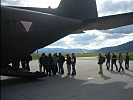 Mitarbeiter des Innen-, Außen- und Verteidigungsministeriums gehen an Bord einer C-130 "Hercules" des Bundesheeres.