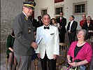 Brigadier Hufler gratuliert dem Jubilar Hofrat Feingold.