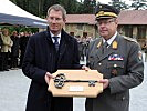 Brigadier Hufler übergab symbolisch den Schlüssel an Herrn Viechtbauer von Red Bull.