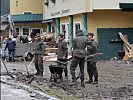Soldaten halfen auch in Hüttau den Hochwasseropfern. (Bild: Archiv)