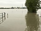 Ein Bild aus Oberösterreich: In Goldwörth sind die Straßen und Felder kilometerweit überflutet.