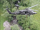 Auch Hubschrauber des Heeres unterstützen die Arbeiten.