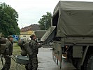 Soldaten der ABC-Abwehrkompanie verladen in Hörsching ihre Enisatzausrüstung.