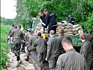 In Niederösterreich sichern die Soldaten mit Sandsäcken den Damm in Theiß.