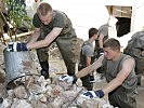 Soldaten des Bundesheeres helfen bereits, die Schäden der Mure zu beseitigen.