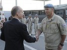 Verteidigungsminister Klug begrüßte Bataillonskomandant Schneider am Flughafen.