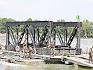 Mit der 50 Tonnen-Fähre wird die Brücke der Donau entlang transportiert.