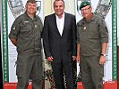 Die Brigadiere Hufler, r., und Stadelhofer empfangen ORF-Landesdirektor Brunhofer.