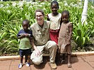 Die Medizinerin mit malischen Kindern: "Dieses schöne Land wieder stabiler zu machen ist das Ziel dieser Mission."