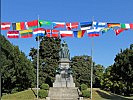 Die Nationalfahnen von 19 Ländern wehen über dem Maria Theresienplatz in Wiener Neustadt.