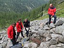 Die Spezialisten bei einer Bergung in alpinem Gelände.