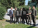 ÖAMTC-Chef Lobensommer (links außen) und Oberst Pritz (rechts außen) mit Schattenfiguren und Rekruten.