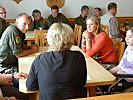 Mitarbeiter von "Jugend am Werk" im Gespräch mit Soldaten.