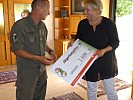 Oberstleutnant Tatschl überreicht 2.800 Euro an Frau Kleinhans von "Jugend am Werk".