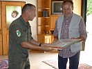 Hannes Schlagbauer erhält von Oberstleutnant Tatschl den Spendenscheck für seinen Sohn Michael.