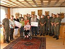 Das Ballkomitee des Jägerbataillons 18 und die Spendenempfänger.