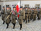 Die polnische Ehrenkompanie marschiert zum Aufstellungsort.