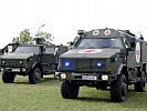 Die neuen Fahrzeuge (rechts vorne) können verwundete transportfähige Soldaten aufnehmen und notärztlich versorgen.