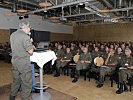 Der Ausbildungsverantwortliche des Streitkräfteführungs- kommandos, Brigadier Karl Pernitsch, erläutert den Teilnehmern die zukünftige Ausbildung.