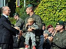 Minister Klug gratuliert Brigadier Wörgötter, am Arm Sohn Nikolas.