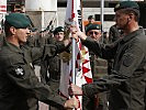 Brigadier Wörgötter, l., übergibt die Fahne des Jägerbataillons 17 an Oberst Köffel.