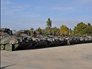 Die Soldaten der deutschen Bundeswehr sind mit Schützenpanzern "Marder" bei der Übung dabei.