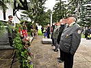 Am österreichischen Denkmal legen die Vertreter des Schwarzen Kreuzes, des Militärkommandos Tirol, der Bundeswehr, der Republik Österreich und des Landes Tirol einen Kranz nieder.