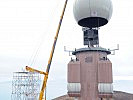 Die Radarkuppel wurde von einem 350-Meter-Tonnen-Kran auf ihren Platz gehoben.