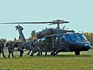 Deutsche Kameraden des Fallschirmjägerbataillons 261 bei der Luftlandeausbildung mit "Black Hawk"-Hubschraubern.