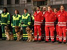 Abordnungen der Rettungshundebrigade und des Roten Kreuzes beim Festakt.