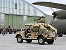 Ein "Sandviper"-Fahrzeug vor einer C-130 "Hercules" der Luftunterstützung.