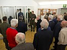 Oberst Erwin Fitz trägt im Ausstellungsraum die Geschichte der B-Gendarmerie vor.