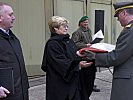 Militärkommandant Zöllner übergab die Dienstflagge der Kaserne an Bürgermeisterin Ursula Rauch.