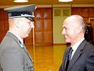 Verteidigungsminister Gerald Klug gratuliert Wachtmeister Harald Groiß.