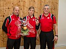 Walter Hechenberger, r., und Gerhard Lucke gratulieren dem frischgebackenen Sieger der Vierschanzentournee, Gefreiter Thomas Diethart.