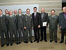 Der Landeshauptmann und der Militärkommandant mit den neuen Kommandanten.