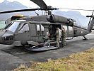 Der S-70 "Black Hawk"-Transport- hubschrauber wird für den Rückflug beladen.