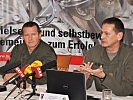 Brigadier Wörgötter, l., und Oberst Köffel bei der Pressekonferenz in Straß.