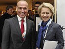Klug mit der deutschen Verteidigungsministerin Ursula von der Leyen...